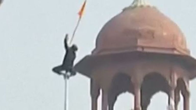 Protester ascends flag pole in New Delhi&#39;s Red Fort