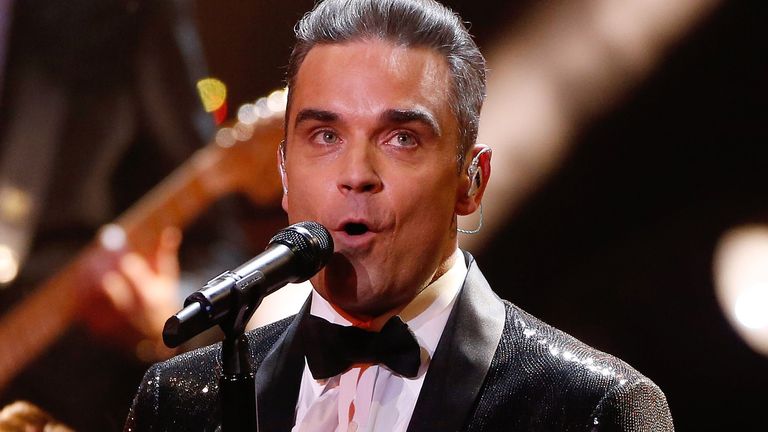 Le chanteur Robbie Williams se produit lors de la cérémonie de remise des prix des médias Bambi 2016 à Berlin, en Allemagne, le 17 novembre 2016 REUTERS / Hannibal Hanschke