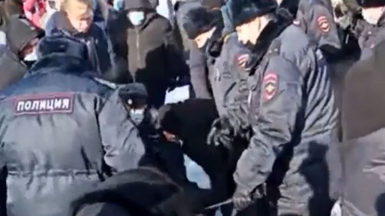Authorities confront pro-Navalny demonstrators in Russia