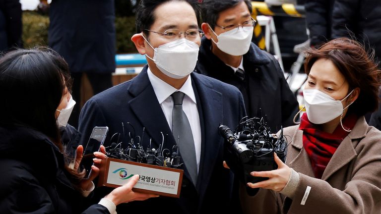 Samsung Group heir Jay Y. Lee arrives at a court in Seoul, South Korea, January 18, 2021. REUTERS/Kim Hong-Ji 