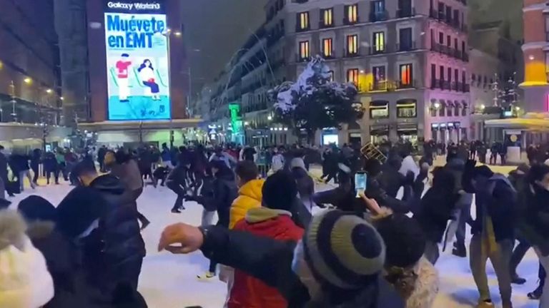 A spontaneous snowball fight broke out on a Madrid street on Saturday (January 9) after heavy snowfall brought the city to a standstill.