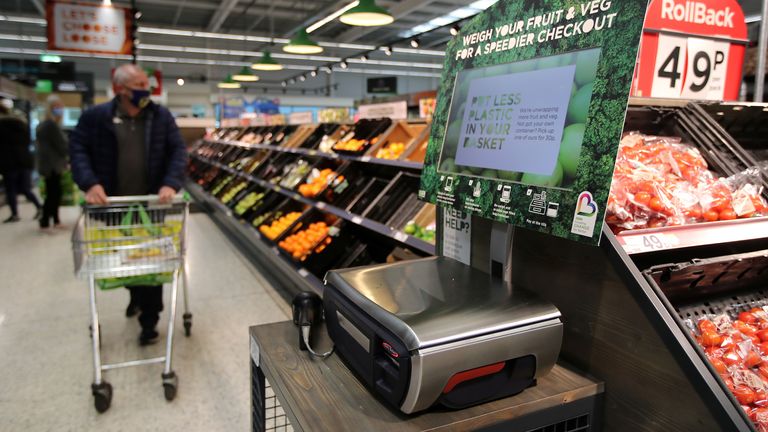 Des balances pour peser les produits frais en vrac sont vues dans le supermarché britannique Asda, alors que le magasin lance une nouvelle stratégie de développement durable, à Leeds, Grande-Bretagne, le 19 octobre 2020. Photo prise le 19 octobre 2020. REUTERS/Molly Darlington
