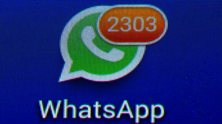 30 Décembre 2020, Berlin: Le logo de l'application WhatsApp montre le nombre de messages non lus 2303 au-dessus du lettrage et le logo blanc-vert avec récepteur téléphonique.  Photo: Soeren Stache / picture-alliance / dpa / AP Images