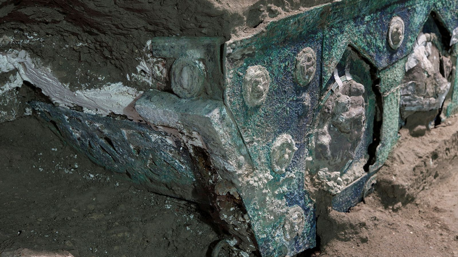 an-exceptional-discovery-ceremonial-chariot-found-in-ruins-near-pompeii