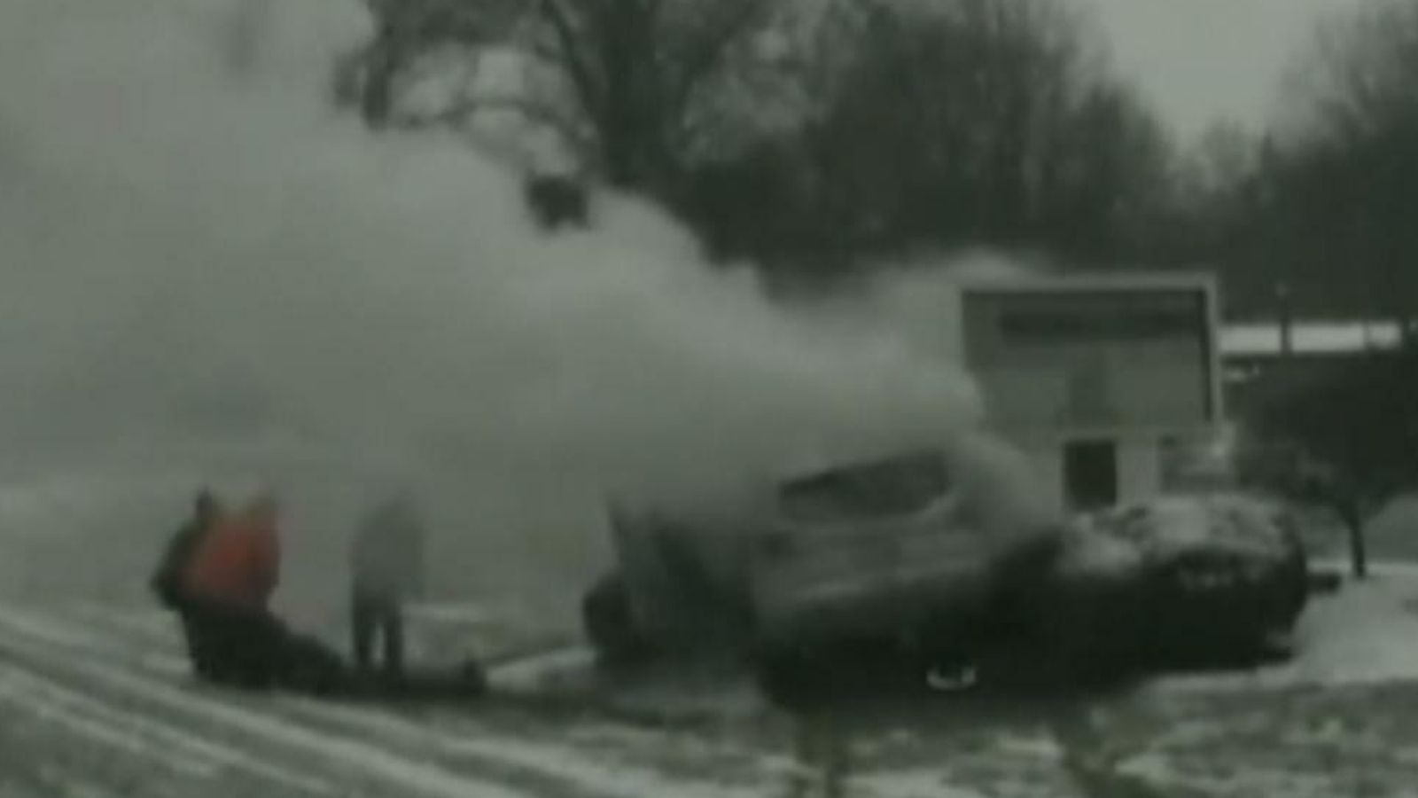 Police and good Samaritans pull driver from burning car in Ohio | US ...