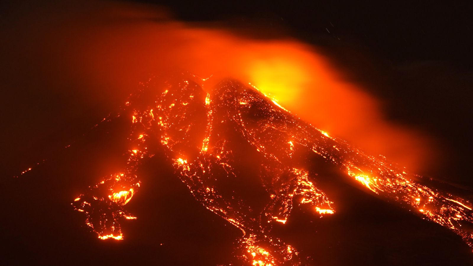 Spettacolare vista dell’eruzione del vulcano italiano Monte Edna |  Notizie dal mondo