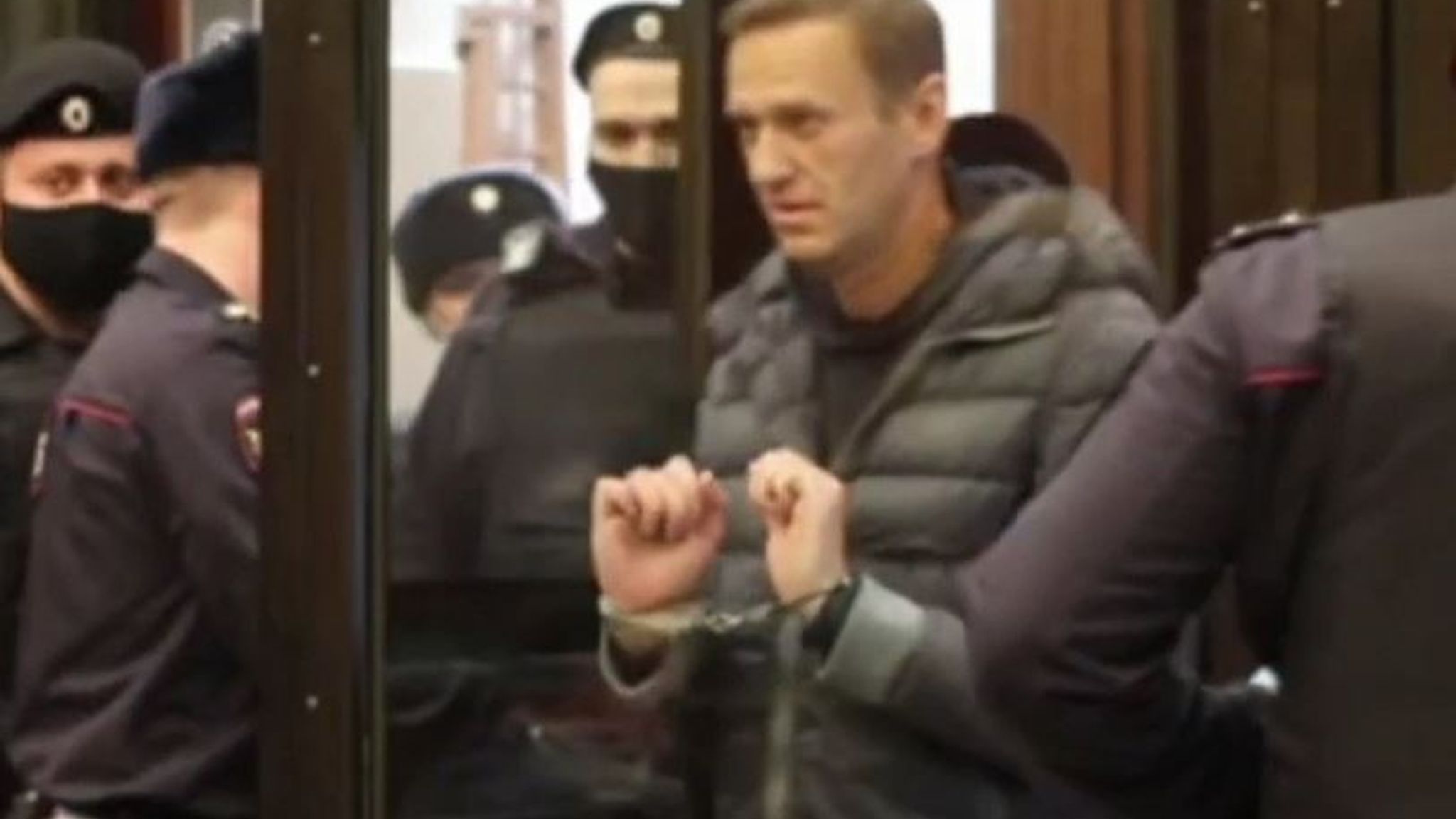 Навальный соболезнования. Фото Навального в наручниках.