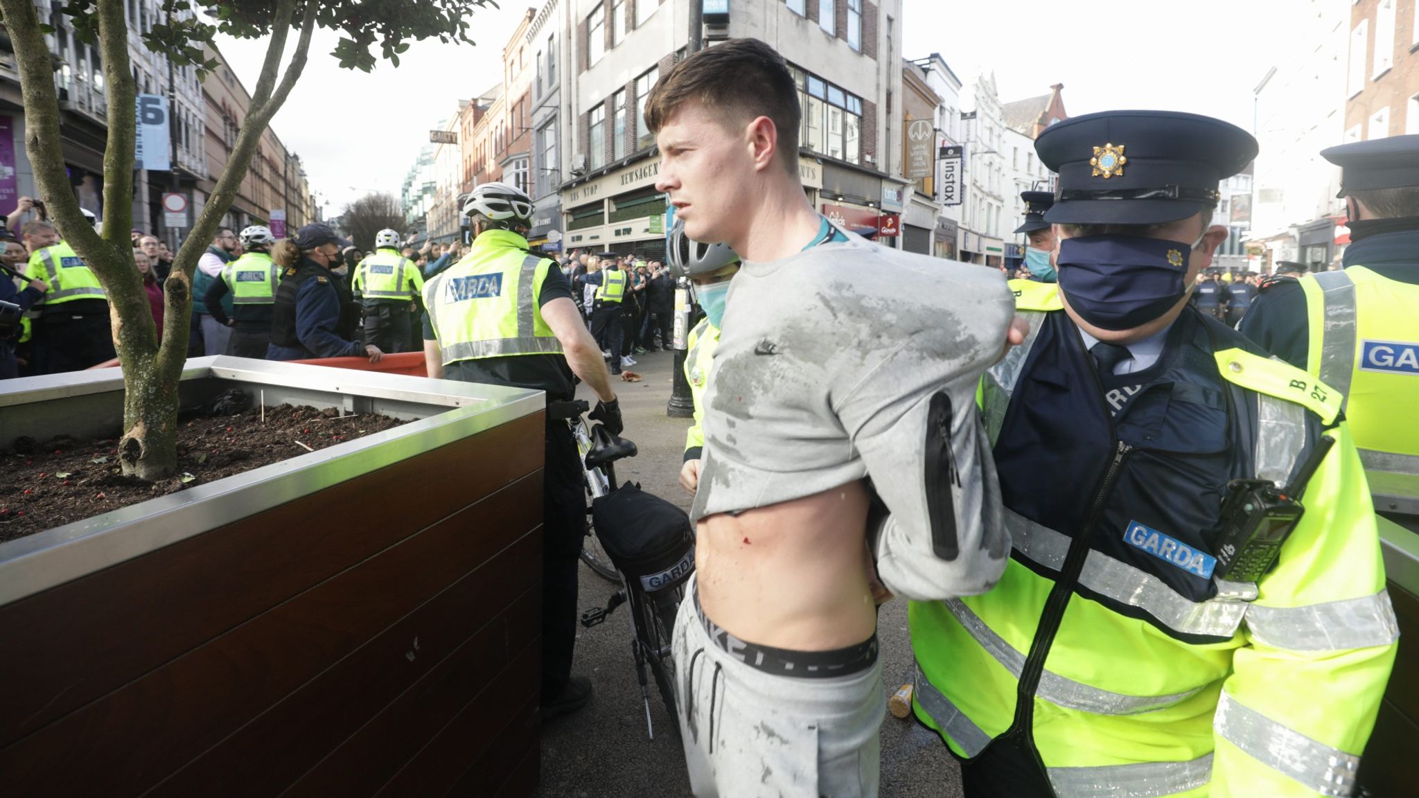 Arrests made after hundreds gather for antilockdown protests in Dublin