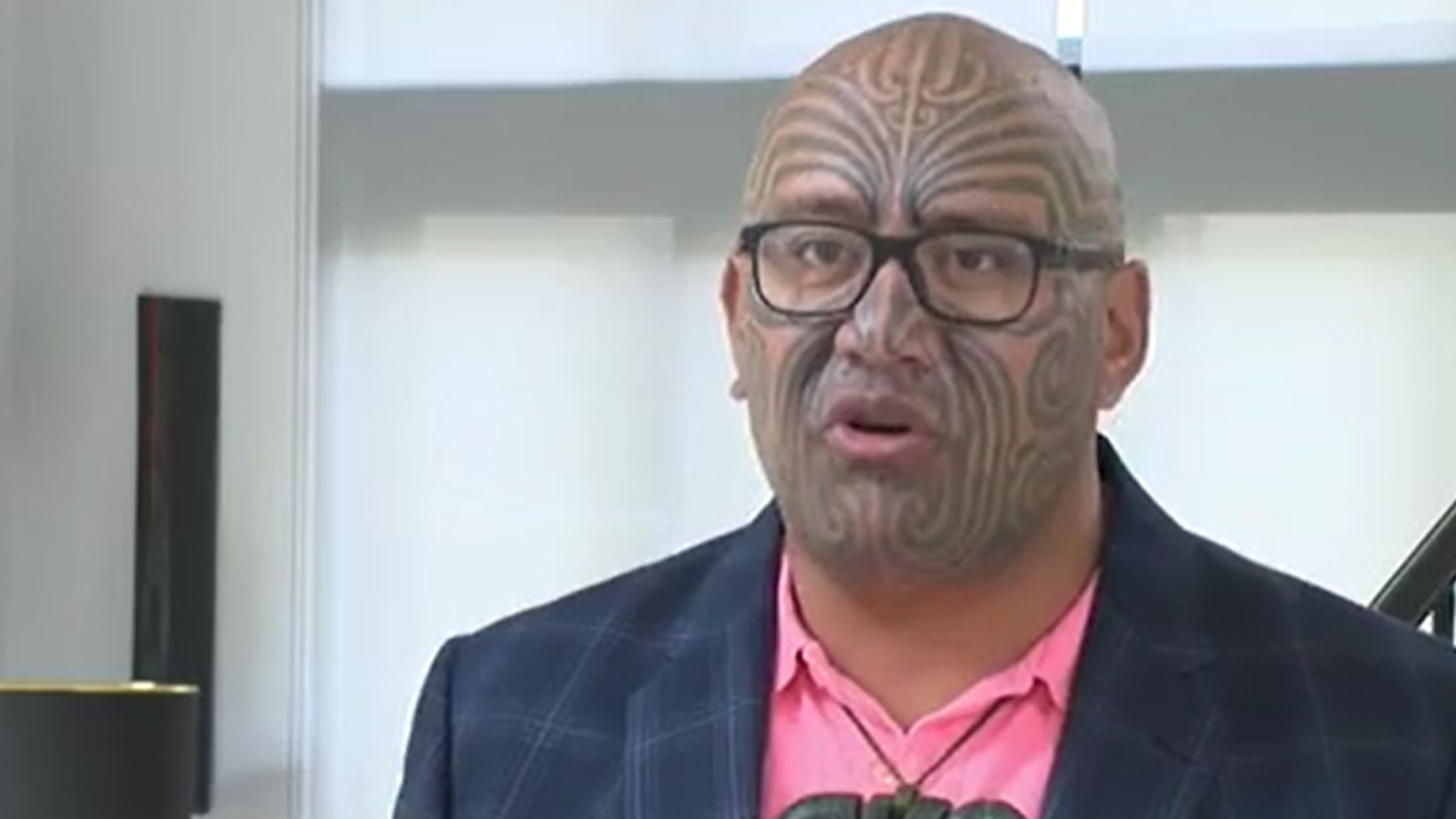 Maori Mp Rawiri Waititi Ejected From New Zealand Parliament For Refusing To Wear Tie World News Sky News