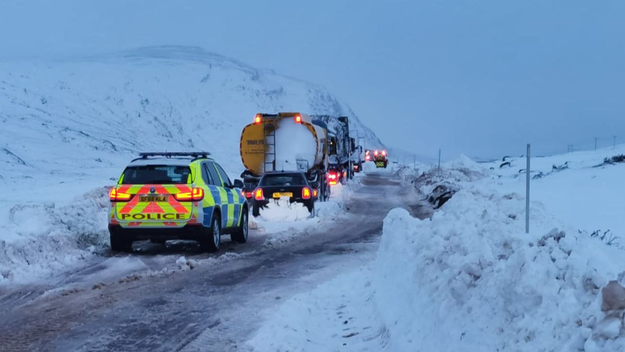 Uk Weather Heavy Snow Warnings As Drivers Stuck In Two Metre Snowdrifts Rescued Uk News Sky News