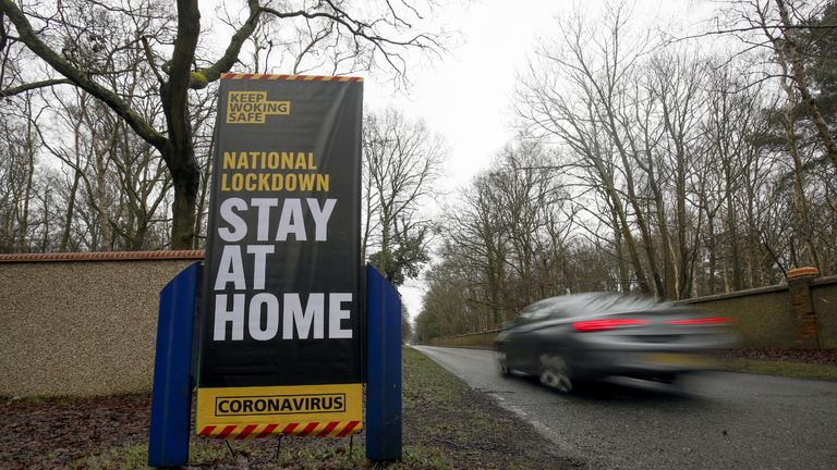 Une voiture passe devant un panneau d'information sur le coronavirus à Brookwood, dans le Surrey, lors du troisième verrouillage national de l'Angleterre pour freiner la propagation du coronavirus.  Date de la photo: mercredi 27 janvier 2021.