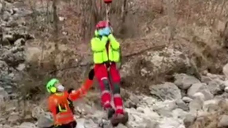 Man is recued after spending a week injured in the Alps