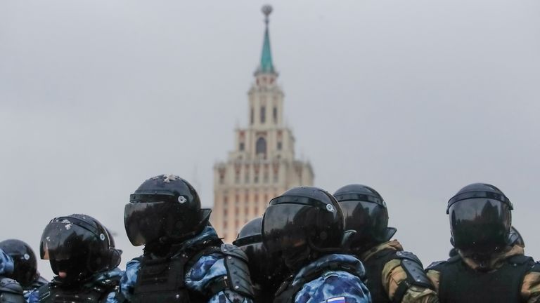 Polizeibeamte bewachen während einer Kundgebung zur Unterstützung des inhaftierten russischen Oppositionsführers Alexei Navalny am 31. Januar 2021 in Moskau. 