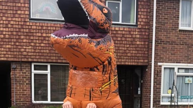 L'une des tenues comprenait un costume gonflable de T-rex