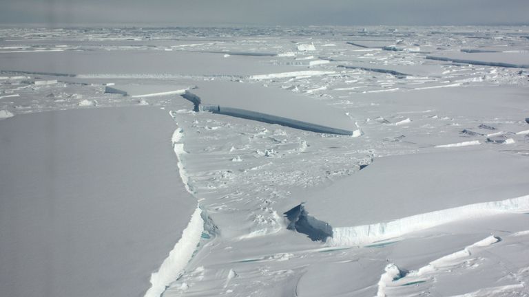 antarctic ice shelf breaking off