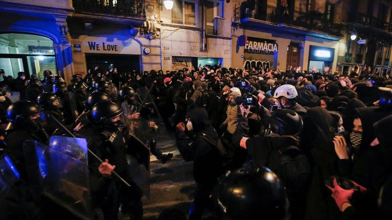 Des manifestants affrontent la police alors que les partisans du rappeur catalan arrêté Pablo Hasel manifestent à Barcelone, en Espagne, le 20 février 2021. REUTERS / Albert Gea