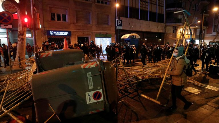 Des manifestants construisent une barricade pendant que les partisans du rappeur catalan arrêté Pablo Hasel manifestent à Barcelone, en Espagne, le 20 février 2021. REUTERS / Albert Gea