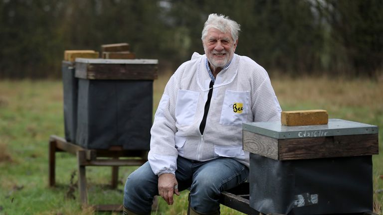 L'apiculteur Patrick Murfet avec certaines de ses ruches dans un verger près de Canterbury