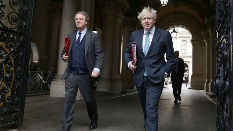 Le Premier ministre Boris Johnson, avec le secrétaire écossais Alister Jack, de retour à Downing Street, Londres, après avoir assisté à la réunion hebdomadaire du Cabinet du gouvernement au Foreign and Commonwealth Office (FCO)