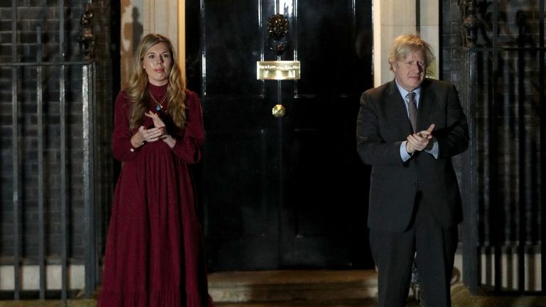 Boris Johnson et Carrie Symonds applaudissent le capitaine Sir Tom Moore