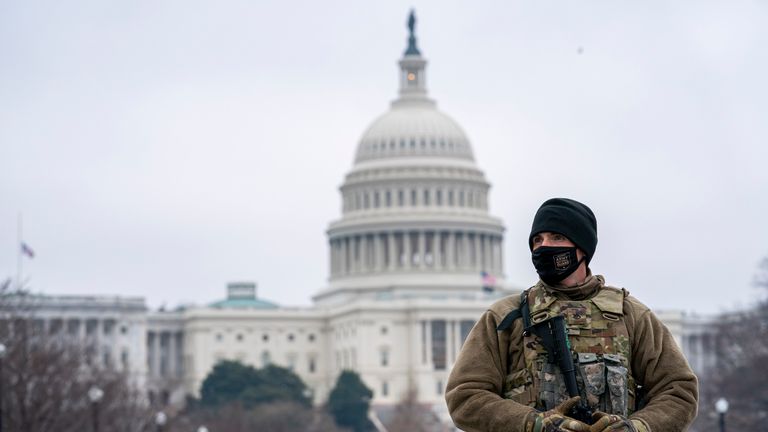 Un membre de la garde nationale patrouille dans la zone à l'extérieur du Capitole américain le troisième jour du procès de destitution de l'ancien président Donald Trump à Capitol Hill, à Washington, le jeudi 11 février 2021 (AP Photo / Jose Luis Magana)