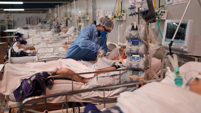 Nurse Fabiana de Oliveira works during the New Year at a field hospital set up at a sports gym to treat patients suffering with the coronavirus disease (COVID-19) in Santo Andre, Sao Paulo state, Brazil, January 1, 2021. REUTERS/Amanda Perobelli

