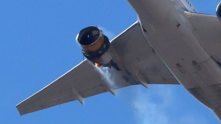 Die Fotos zeigen, dass das Triebwerksgehäuse des Flugzeugs vollständig abgefallen ist.  Bild: speedbird5280 über Reuters