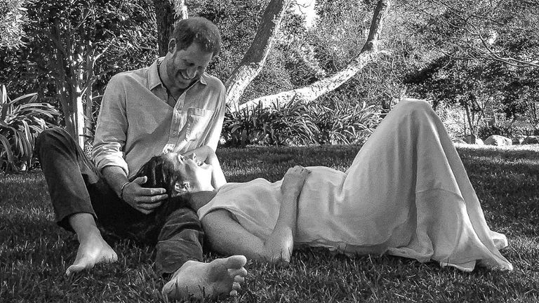 Le duc et la duchesse de Sussex.  La photo a été prise à distance par l'ami et photographe Misan Harriman.