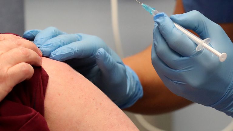 به یک عضو عموم اولین تزریق واکسن در بیمارستان عمومی وسترن ادینبورگ داده می شود (پرونده عکس)