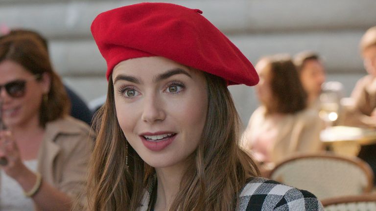 Lily Collins dans le rôle d'Emily - qui obtient le travail de ses rêves à Paris.  Photo : Emily à Paris/Netflix