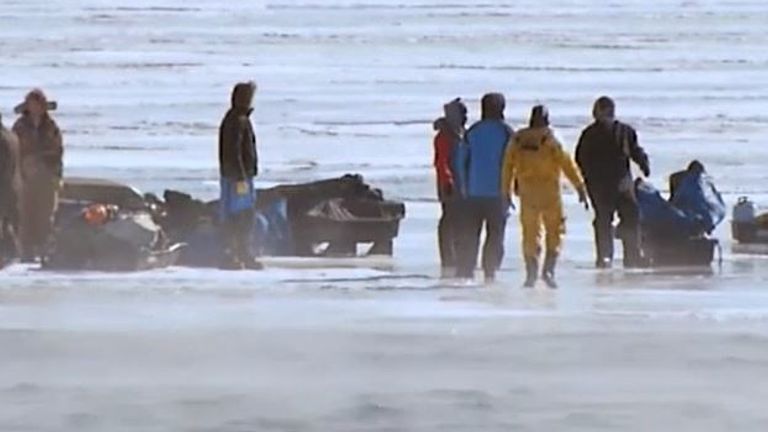 26 fishermen rescue from drifting ice in Duluth