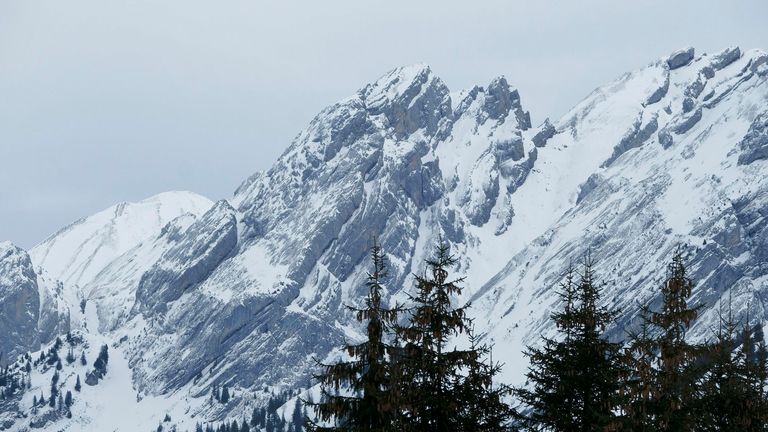 Giacomo Italiano / MAXPPP - رسوم توضيحية متنوعة خلال فصل الشتاء في منتجع التزلج La Clusaz في Haute-Savoie في جبال الألب الفرنسية.  مناظر طبيعية جبلية حول المنتجع مع طقس سيء.  فرنسا ، يناير 2021. المصور: Giacomo Italiano / MaxPPP Illustrations