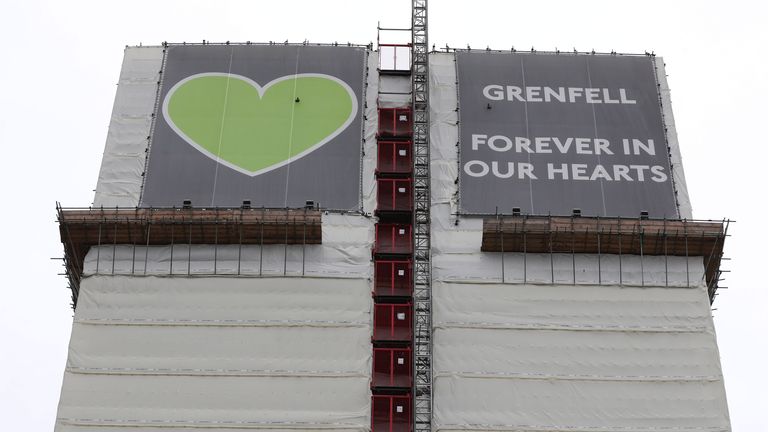 يمكن رؤية برج Greenfell من جدار نصب Greenfell التذكاري في أراضي أكاديمية Kensington Aldridge.  تاريخ الصورة: الثلاثاء 16 فبراير 2021.