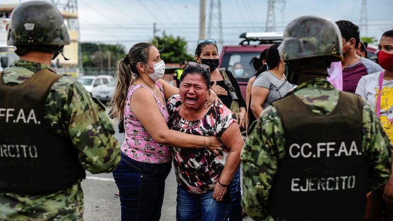 Une femme réagit à l'extérieur d'une prison où des détenus ont été tués lors d'une émeute que le gouvernement a qualifiée d'action concertée d'organisations criminelles, à Guayaquil, en Équateur, le 23 février 2021.