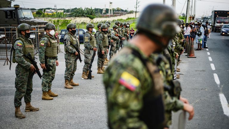 Un soldat monte la garde à l'extérieur d'une prison où des détenus ont été tués lors d'une émeute que le gouvernement a décrite comme une action concertée d'organisations criminelles, à Guayaquil, en Équateur, le 23 février 2021.