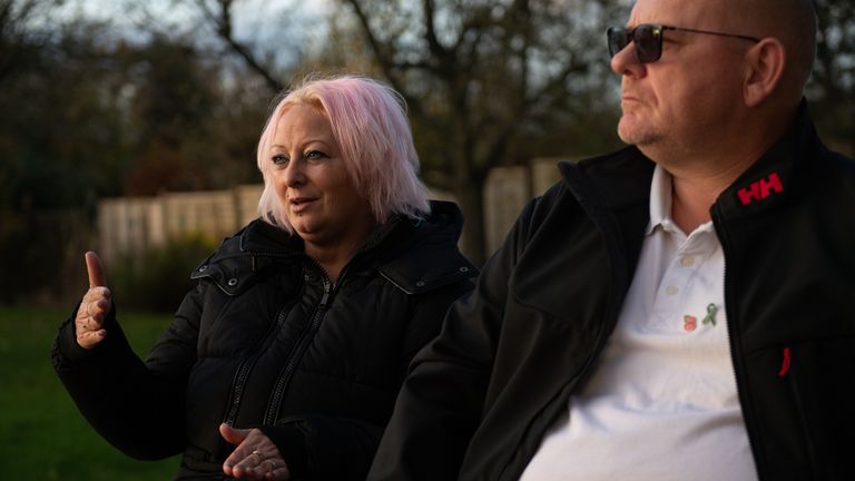 Les parents de Harry Dunn Charlotte Charles et Tim Dunn s'adressent aux médias, chez eux dans le nord de l'Oxfordshire après avoir observé les procédures devant la Haute Cour par liaison vidéo.