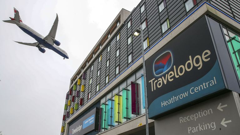 Un avion passe au-dessus du Travelodge Hotel à Heathrow