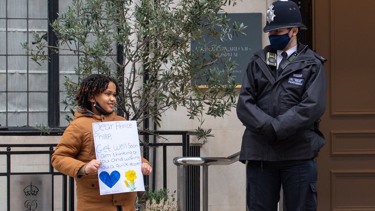 Twanna Saleh, 10 ans, de Londres, avec un `` guérir bientôt ''  message pour le duc d'Édimbourg, à l'entrée de l'hôpital King Edward VII de Londres, où le duc d'Édimbourg a été admis mardi soir par mesure de précaution après un malaise.  Date de la photo: samedi 20 février 2021.