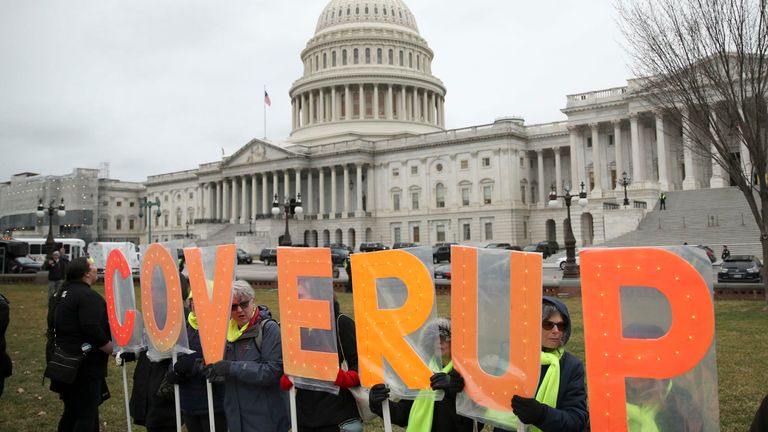 Beberapa tetap tidak senang bahwa Trump dibebaskan pada tahun 2020. Foto: AP