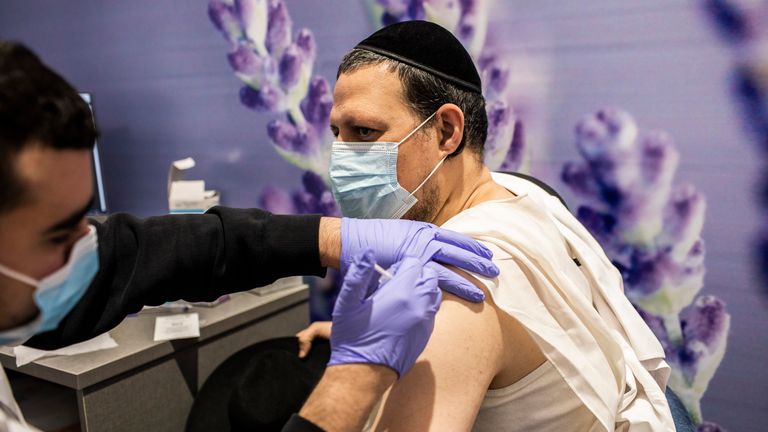 Un homme reçoit une dose du vaccin Pfizer / BioNTech en Israël.  Pic: AP
