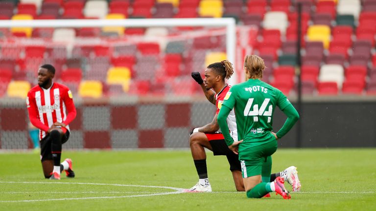 Brentford&#39;s Ivan Toney kneels with teammates in support of the Black Lives Matter campaign