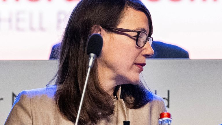 Chief Financial Officer Jessica Uhl and Chief Executive Officer Ben van Beurden talk before the annual general meeting of Shell in Scheveningen, Netherlands May 21, 2019