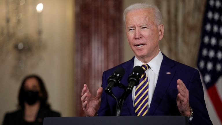 Le président américain Joe Biden prononce un discours sur la politique étrangère alors que la vice-présidente Kamala Harris écoute lors d'une visite au département d'État à Washington, États-Unis, le 4 février 2021. REUTERS / Tom Brenner