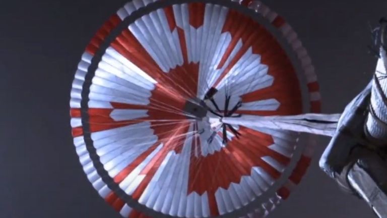 Le gonflage du parachute était `` manuel ''  et a pris sept dixièmes de seconde.  Pic: NASA