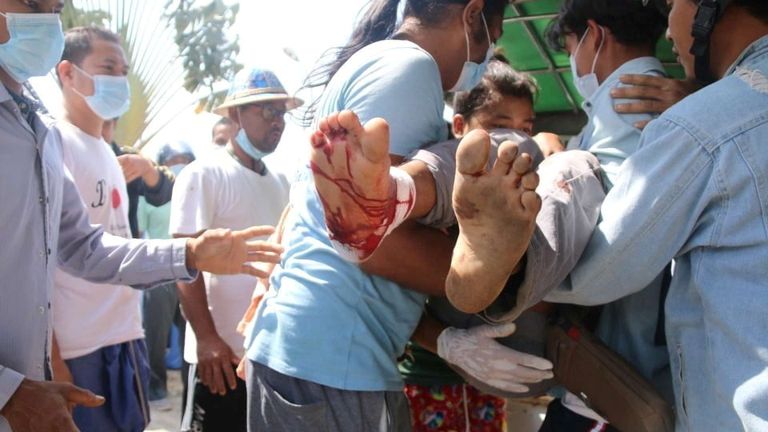 Un manifestant blessé est transporté au milieu des manifestations à Dawei