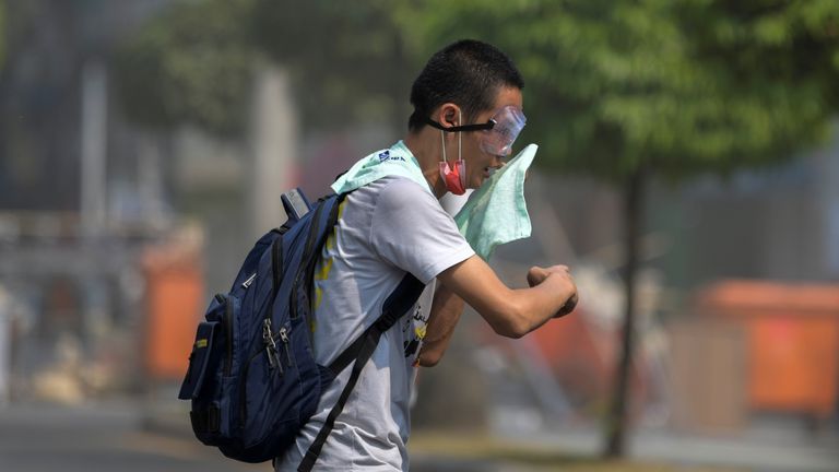 Un manifestant fuit des gaz lacrymogènes lors d'un rassemblement