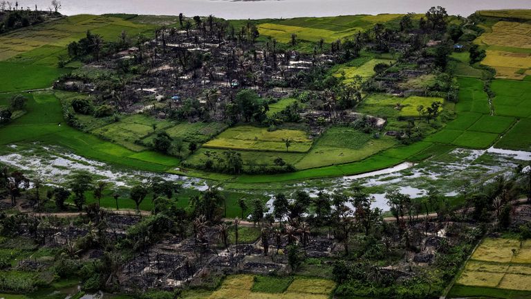 MANAGEMENT-FOTO: Die Überreste eines verbrannten Rohingya-Dorfes sind auf diesem Luftbild in der Nähe von Maungdaw, nördlich des Bundesstaates Rakhine, Myanmar, am 27. September 2017 zu sehen. REUTERS / Soe Zeya Tun / File Photo