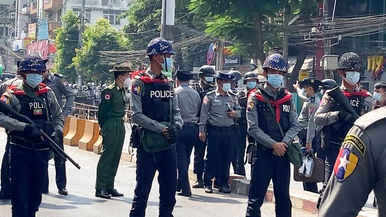 Beamte blockieren die Straße, um zu verhindern, dass Demonstranten in Yangon, Myanmar, vorrücken