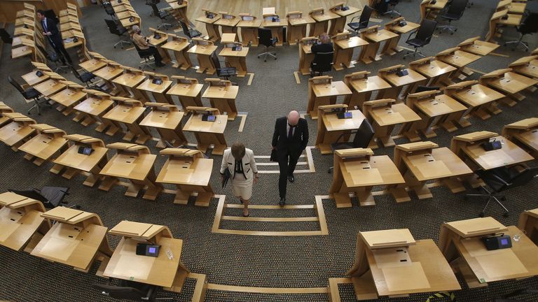 Le premier ministre Nicola Sturgeon et le vice-premier ministre John Swinney partent après les questions du premier ministre au Parlement écossais à Holyrood, Édimbourg.