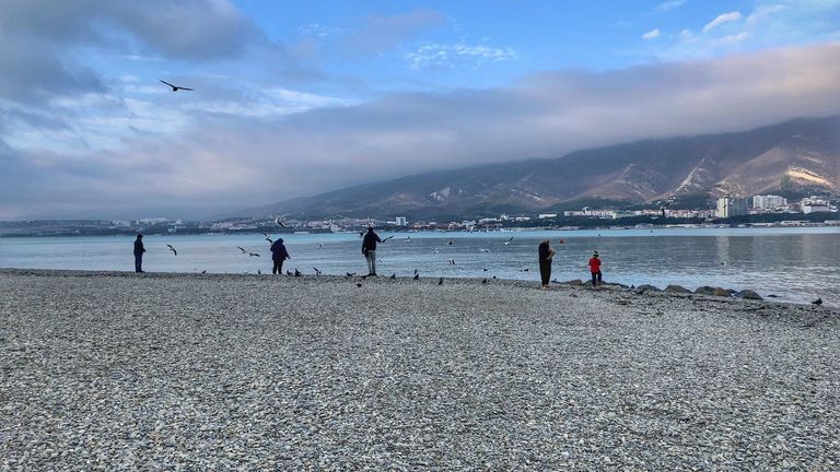 Pantai Gelendzhik sangat populer dan ramai dikunjungi wisatawan saat musim panas 